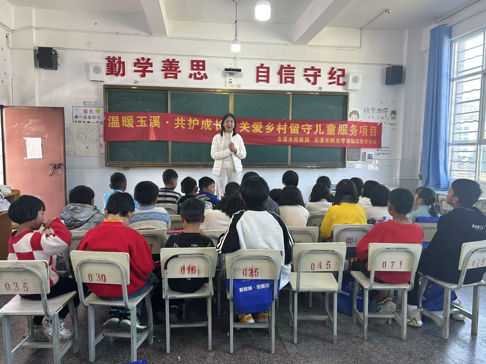 許多人在餐廳里  中度可信度描述已自動生成