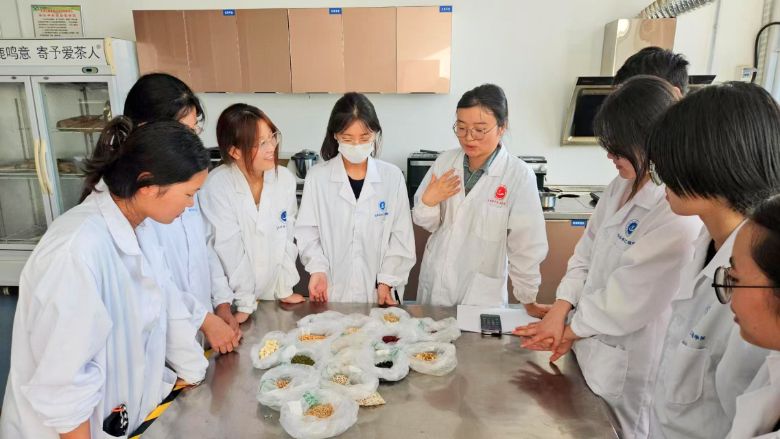 實驗室里驗成分，盛粥碗里見真情