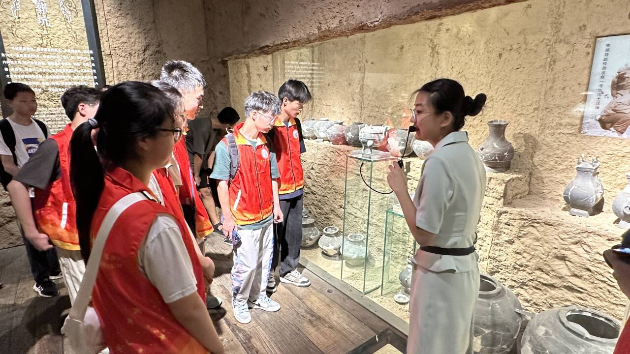 實踐隊員們在聆聽講解員關于淄博歷史的解說(攝影 宋澤鑫)