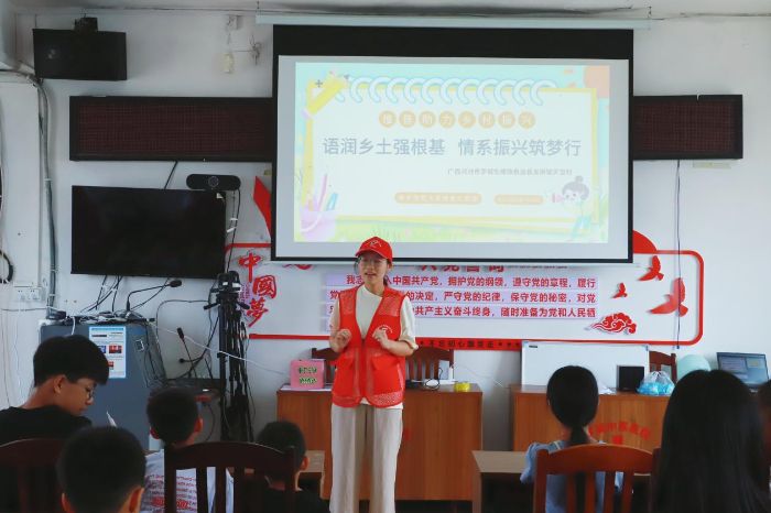 支教老師在上推普課;黃清通訊員攝